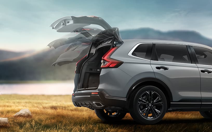 ฝากระโปรงท้ายเปิด-ปิด ด้วยระบบไฟฟ้าแบบแฮนด์ฟรี พร้อมระบบปิดอัตโนมัติ เมื่อกุญแจรีโมทอยู่ห่างจากตัวรถ